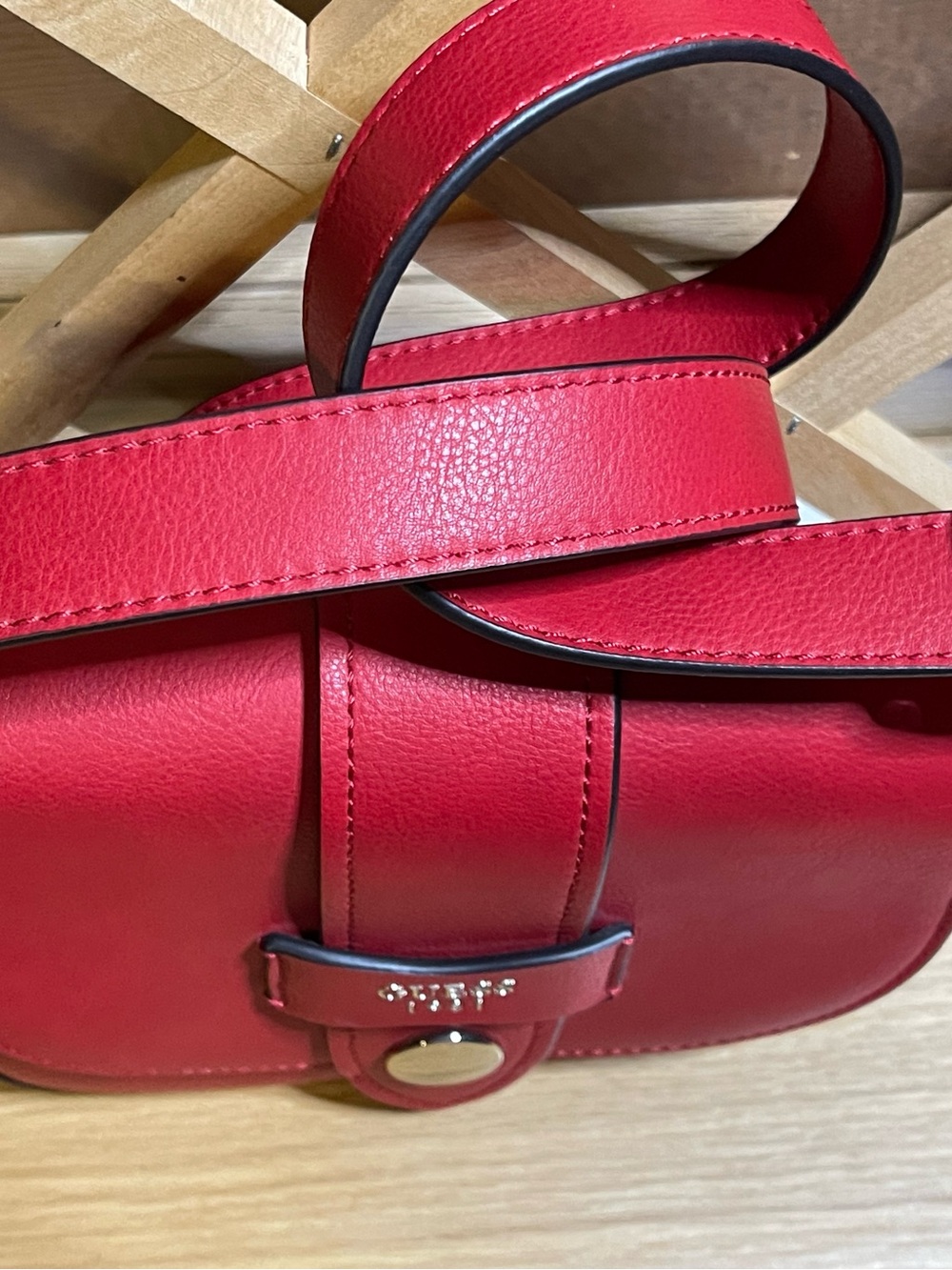 “Guess 1981” Cherry Red Saddle Flap Crossbody Bag / Pebbled Vegan Leather - Picture 7 of 13